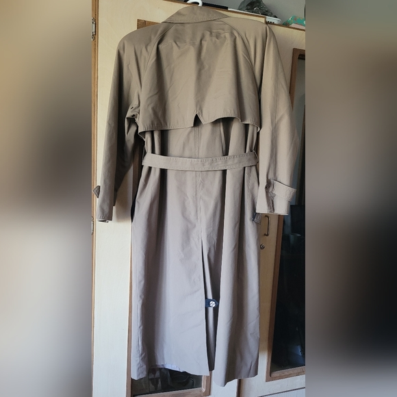 Lovely trench coat. - Picture 3 of 8